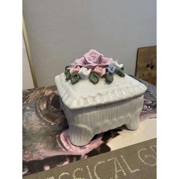 Darling Vintage Floral Porcelain Trinket Box Pastel Colors Cottagecore Decor - Picture 3 of 7